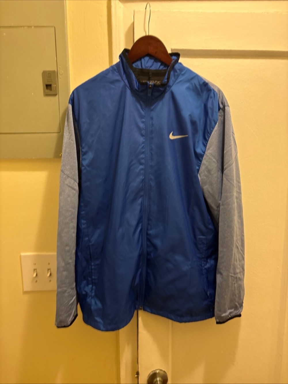 Men’s Nike Golf Blue Windbreaker zip up jacket Light Gray Sleeves size Large